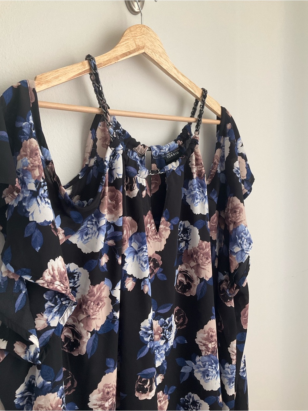 Torrid 5X Black Cold-Shoulder Floral Camisole with Blue & Taupe Flowers - Picture 5 of 12